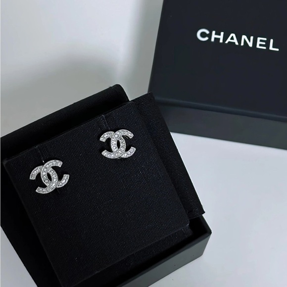 💯💋Chanel classic double C pearl earrings💕 - Picture 1 of 6